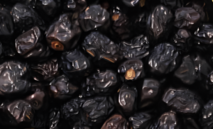 Authentic Madinah Ajwa Dates 1kg - Image 2